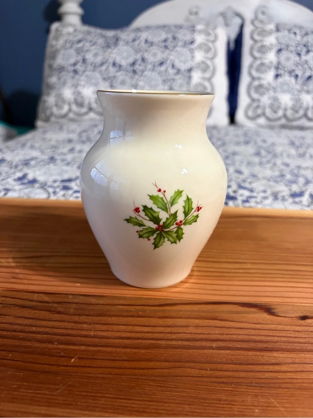 Lenox EUC Classic White Ceramic Holiday Holly Vase CLASSIC traditional